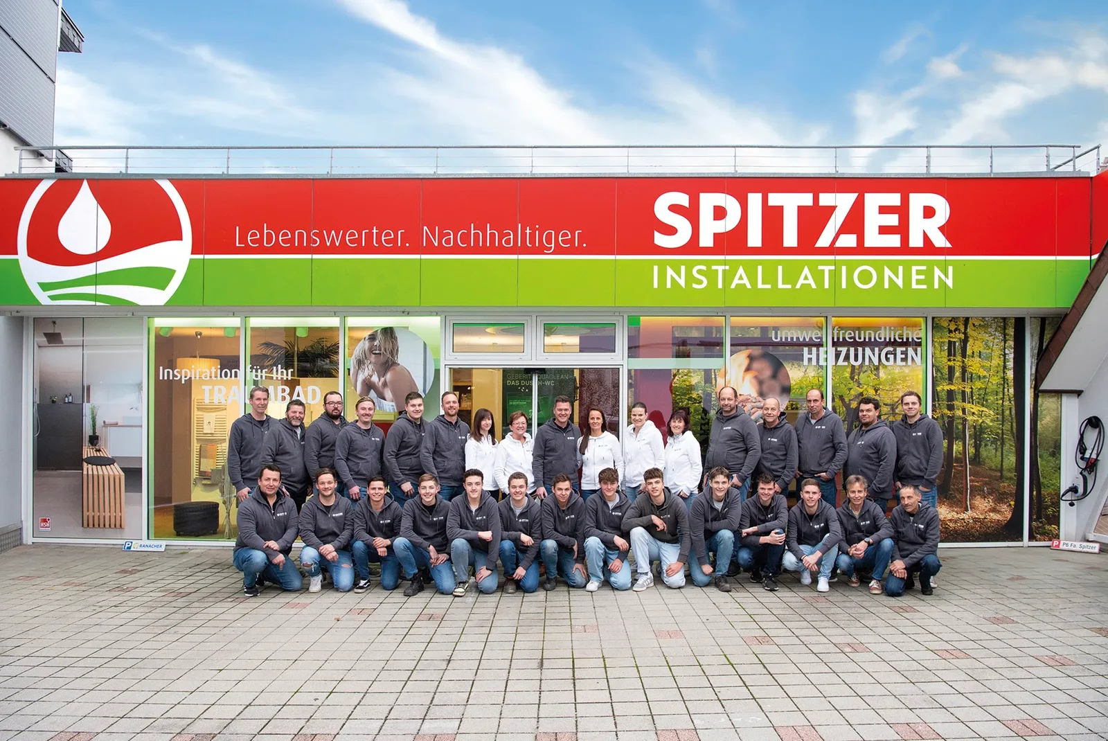 Team von Spitzer Installationen vor dem Standort