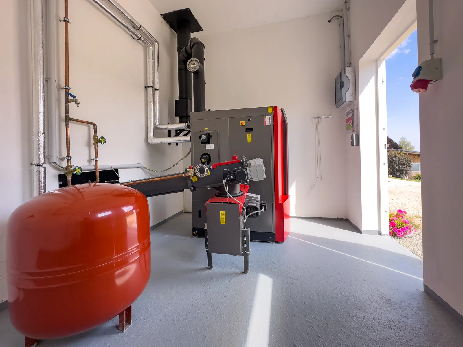 Installierte Heiztechnik mit Speichern und Leitungen