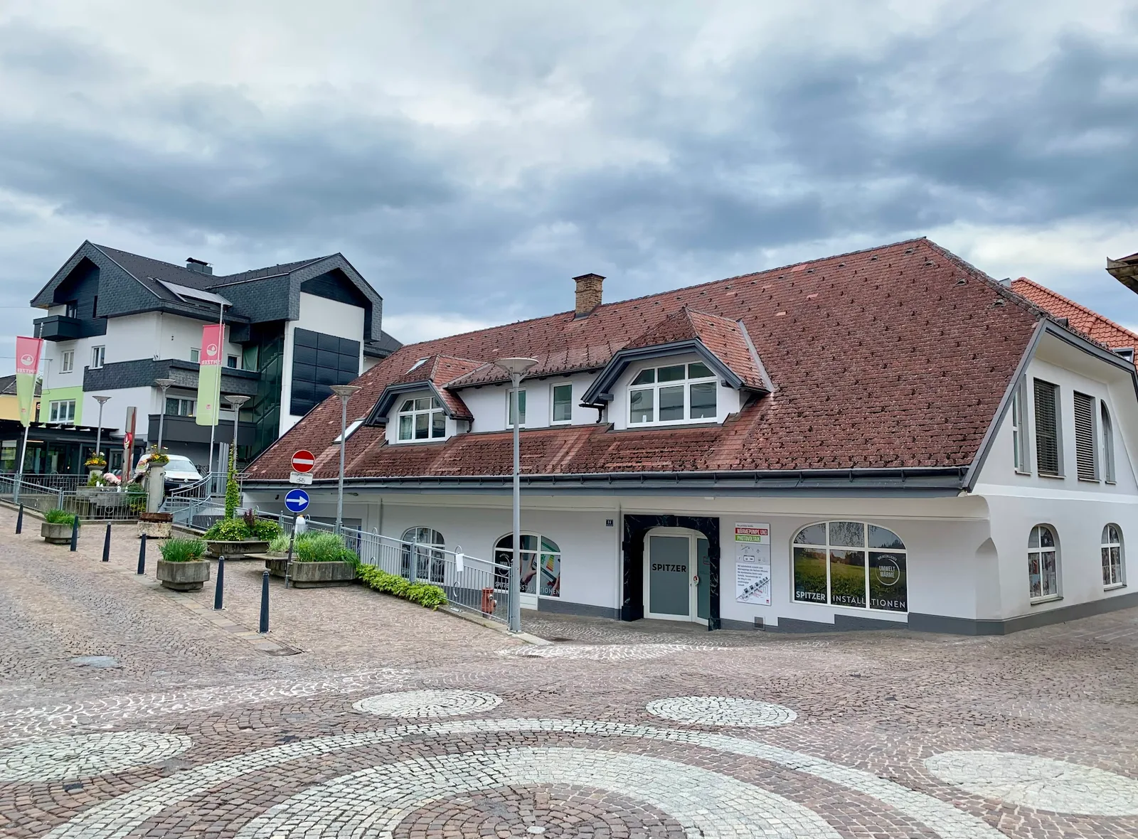 Beschrifteter Standort von Spitzer Installationen in der Bahnhofstraße